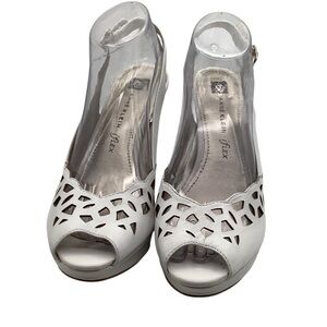 Anne Klein White‎ leather Heeled Peep-Toe Shoes size 9 Y2K